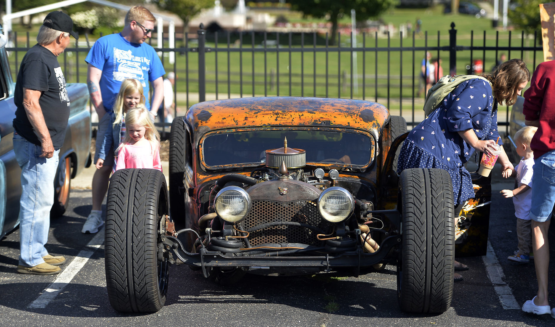 CLASSIC CRUISE IN CAR SHOW